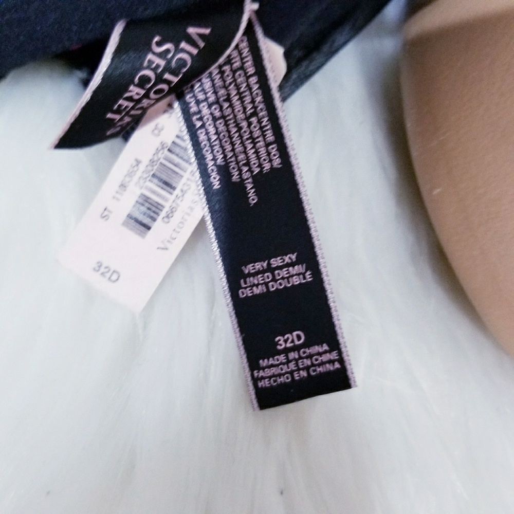 New Victoria's Secret Very Sexy lined demi bra 32D - Picture 3 of 3